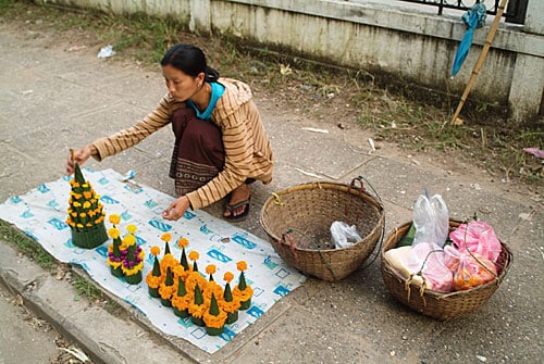 Mujer con arreglos florales para las ofrendas