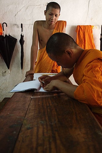 Monjes dibujando en Wat Xieng Muan
