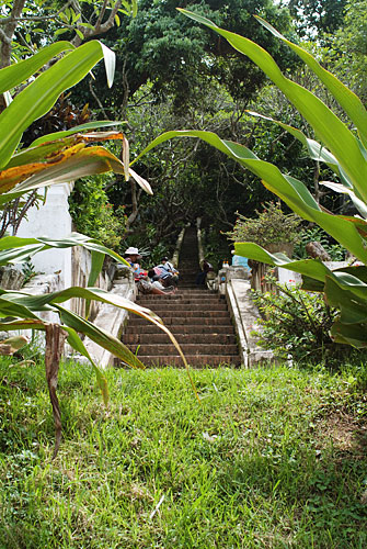 Escaleras que suben al Pho Si