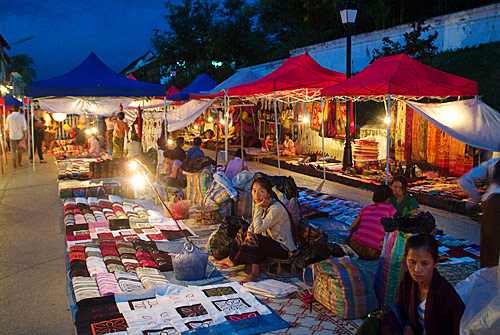 El mercado nocturno de Luang Prabang al atardecer