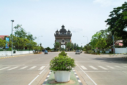 Vista del Patuxai desde la avenida Lan Xang