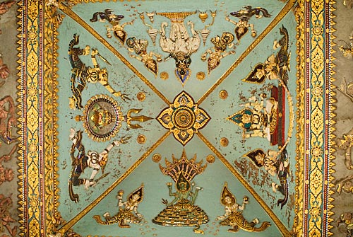 Techo del interior con sus ornamentos