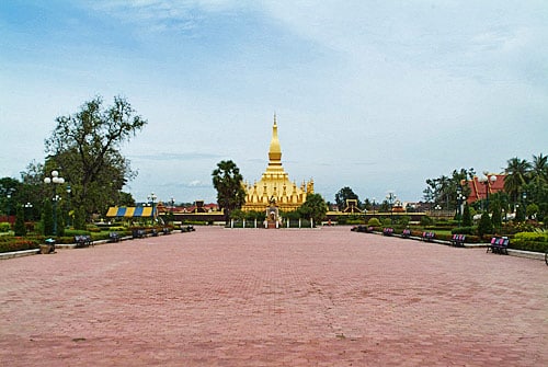 Vista de Pha That Luang desde el patio delantero