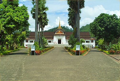 Jardines de la entrada al Royal Palace Museum