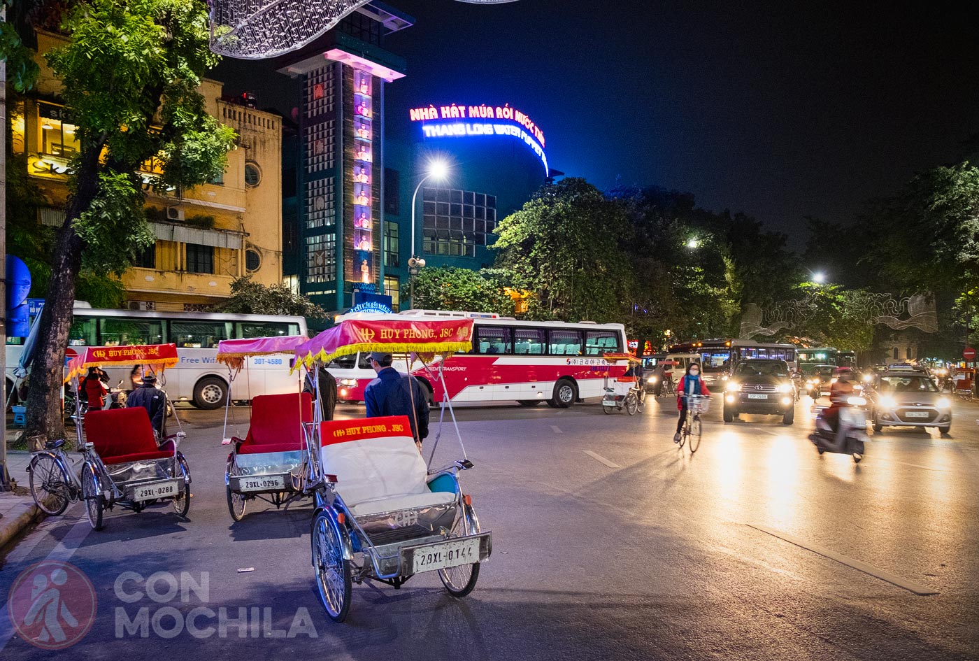 Cyclo, el famoso y simbólico triciclo de Vietnam 28 Cyclos a la espera de turstas