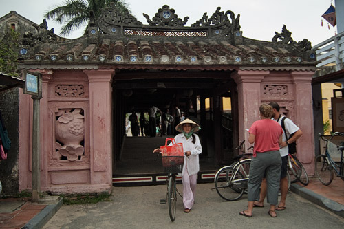 Una de las entradas al puente cubierto de Hoi An Una de las entradas al puente cubierto de Hoi An