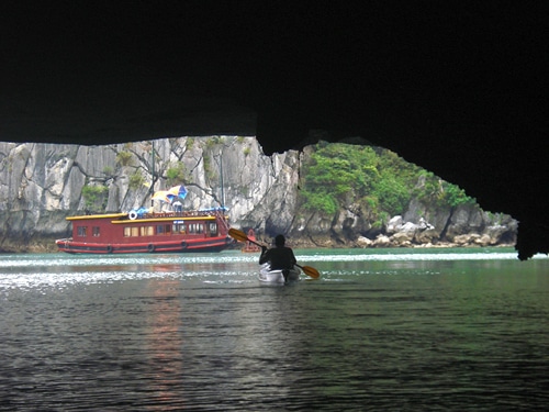 Haciendo kayaking en una cueva Haciendo kayaking en una cueva