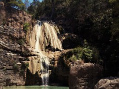 Cascada Anosiampela, un oasis en medio del río Tsiribihina