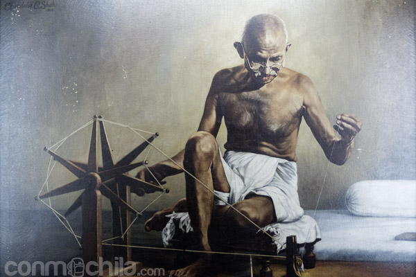 Icónica escena de Gandhi con la rueca de hilar