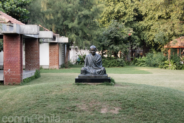 Estatua dedicada a Gandhi en el jardín