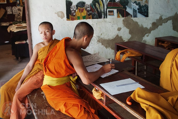 Monjes aprendiendo en Wat Xieng Muan