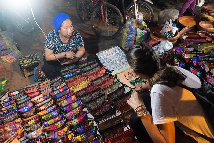 Souvenirs en el mercado nocturno