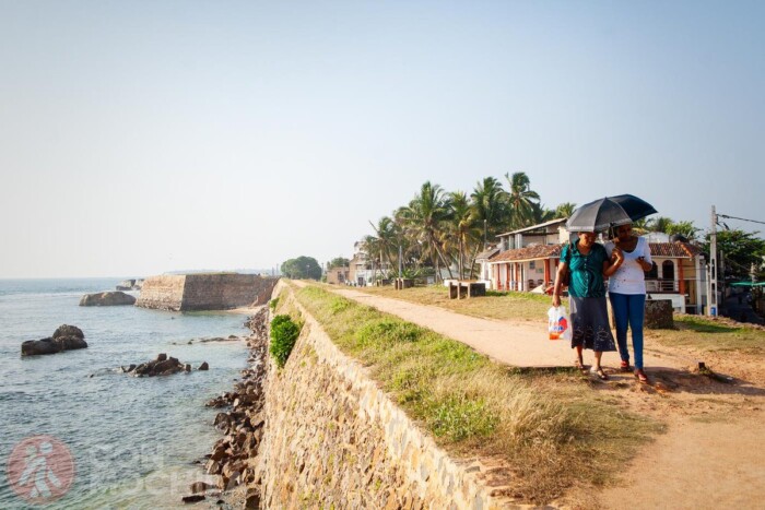 Galle, el faro sur de Sri Lanka 20 Dos mujeres paseando poco antes del atardecer