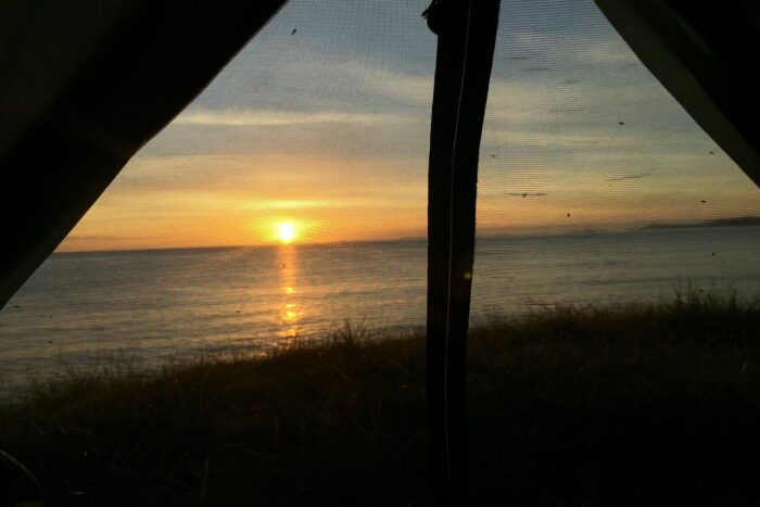 10 días realizando el North West Circuit de Stewart Island 14 Amanecer desde la tienda de campaña