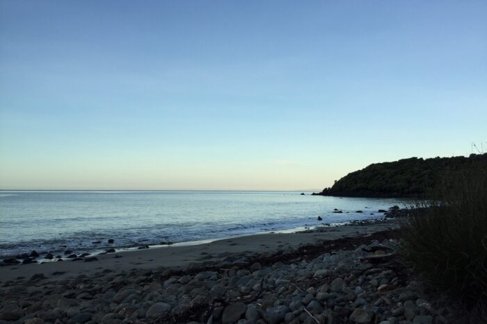 10 días realizando el North West Circuit de Stewart Island 18 Playa enfrente del camping