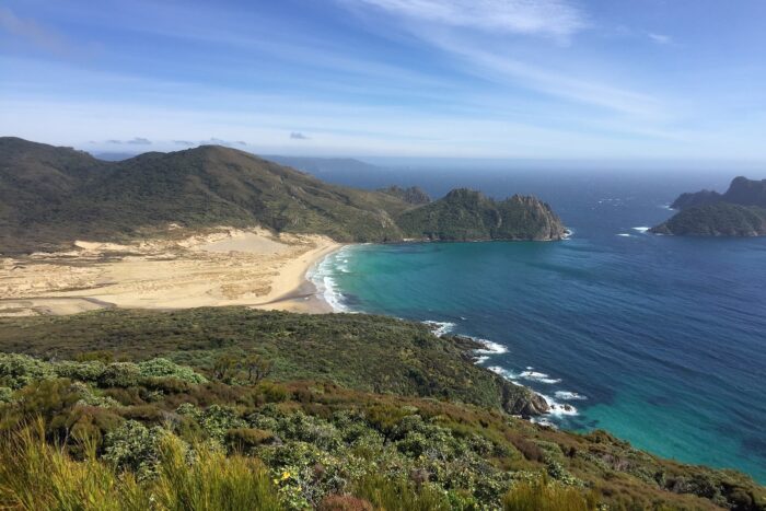 10 días realizando el North West Circuit de Stewart Island 27 Vistas a la playa con el río que debíamos cruzar