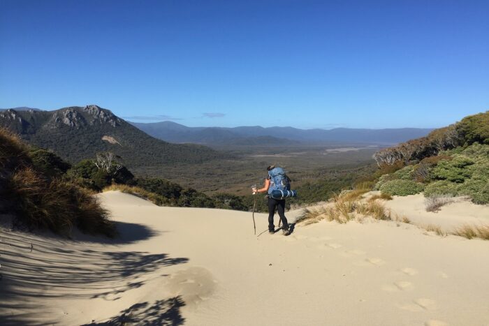 10 días realizando el North West Circuit de Stewart Island 31 Caminando por dunas