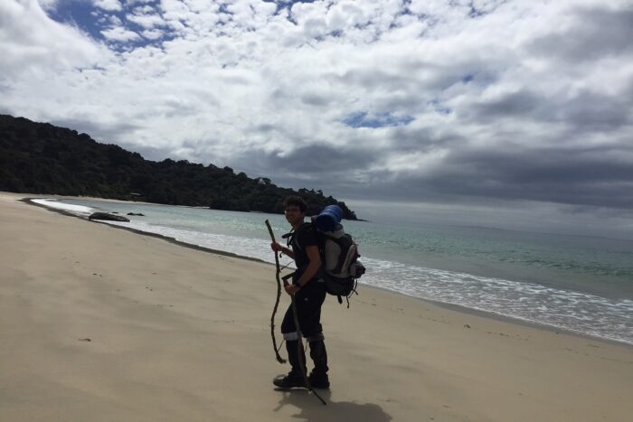 10 días realizando el North West Circuit de Stewart Island 10 Feliz con mis bastones de caminar