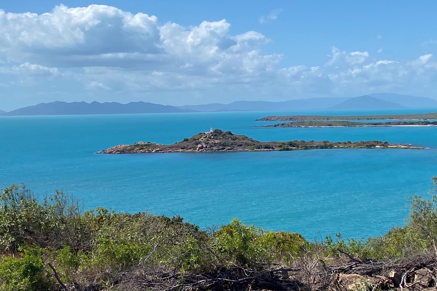 Bowen, la joya escondida de Airlie Beach que bien merece la pena 8 Enfrente se distinguen el faro de North Head, la península de Cape Edgecumbe y, más allá, las lejanas costas de Airlie Beach