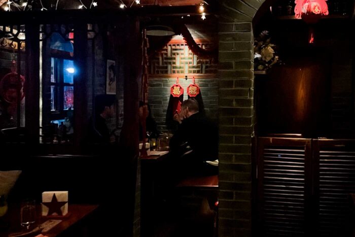 Hutongs de Pekín: ruta por las calles más bellas de la capital china 16 Bar de noche en hutong de Pekín