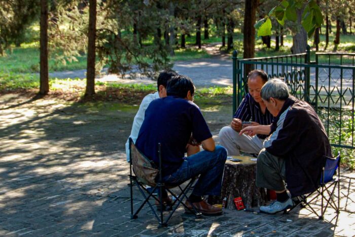 Pekín cultural: más allá de Tiananmén y la Ciudad Prohibida 18 Hombres chinos en la calle