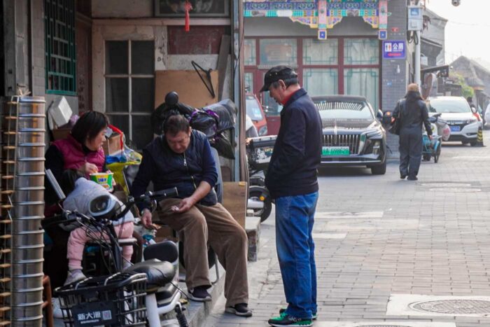 Hutongs de Pekín: ruta por las calles más bellas de la capital china 8 Vecinos en un 'hutong'