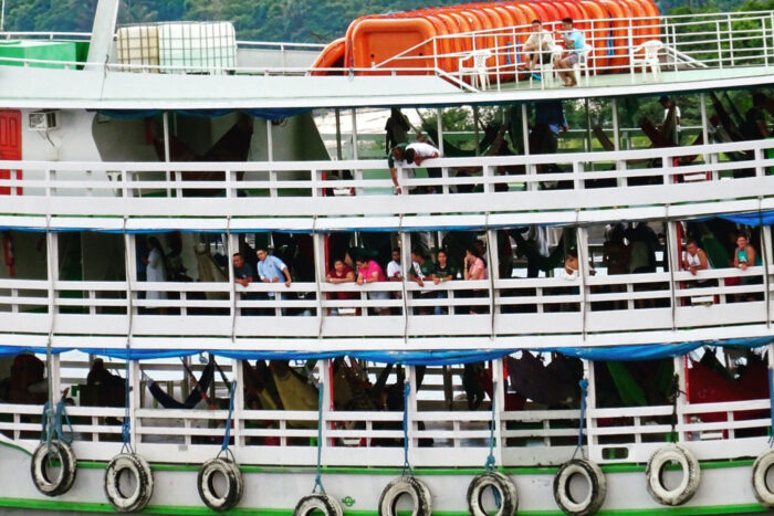 Navegando el Amazonas: anacondas, pesca de supervivencia y un río que se rinde por fin al océano 2 Aquí toca colocar la hamaca de nuevo en una de las cubiertas e iniciar navegación ya en aguas brasileñas.