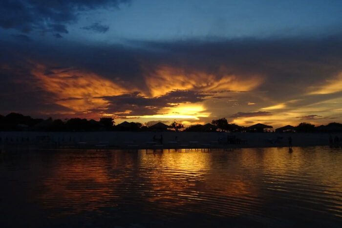 Navegando el Amazonas: anacondas, pesca de supervivencia y un río que se rinde por fin al océano 3 Otro atardecer más, de esos que relajan mente y cuerpo en el medio de la nada.