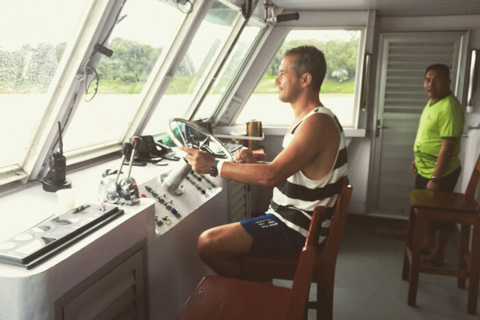 Navegando el Amazonas: anacondas, pesca de supervivencia y un río que se rinde por fin al océano 4 El capitán me deja tomar las riendas marineras pero no me atreví a hacer mucho, esto no es el Mediterráneo.