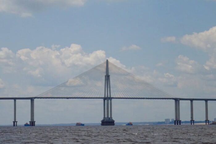 Navegando el Amazonas: anacondas, pesca de supervivencia y un río que se rinde por fin al océano 6 El descomunal puente del Río Negro lo pasamos por abajo en la lancha que nos lleva al lado de la selva.