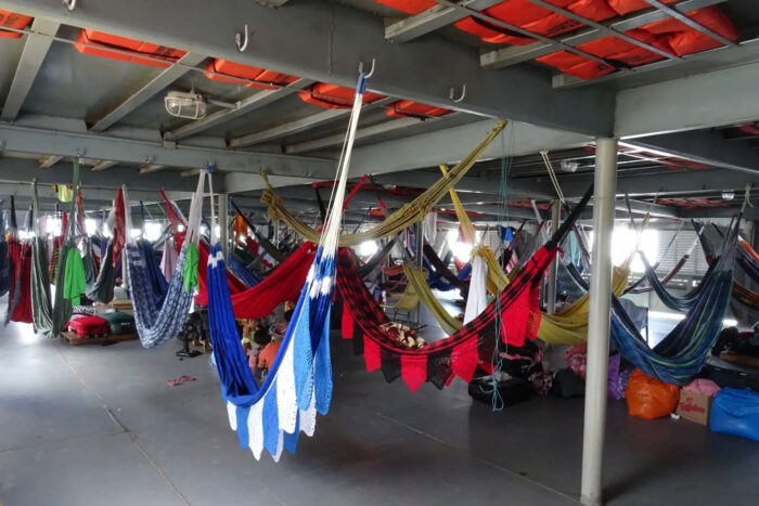 Navegando el Amazonas: anacondas, pesca de supervivencia y un río que se rinde por fin al océano 7 Una de esas hamacas es la mía. La de horas y horas que me he balanceado sobre ella.