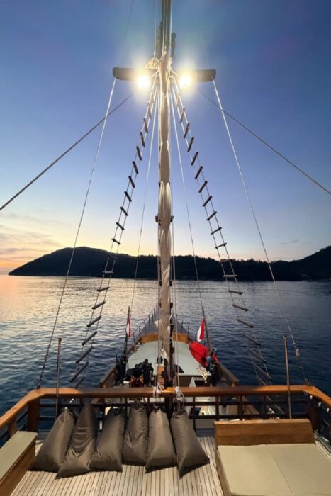 Por qué todo buceador debería vivir un liveaboard al menos una vez en su vida. 14 Linda foto de uno de los muchos atardeceres mientras cenabamos.