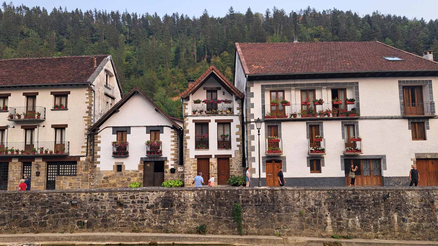 Dónde dormir en la Transpirenaica y consejos para pernoctar 7 Pueblo junto al Santuario de Muskilda