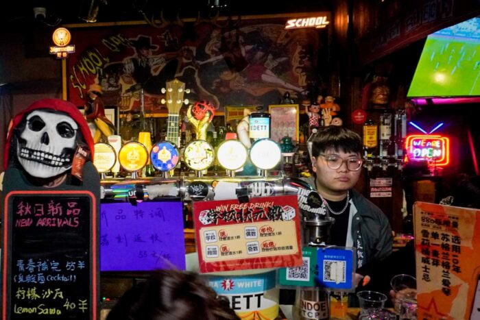 De copas en Pekín, ¿dónde salir de fiesta en la capital china? 6 School Rock Beijing