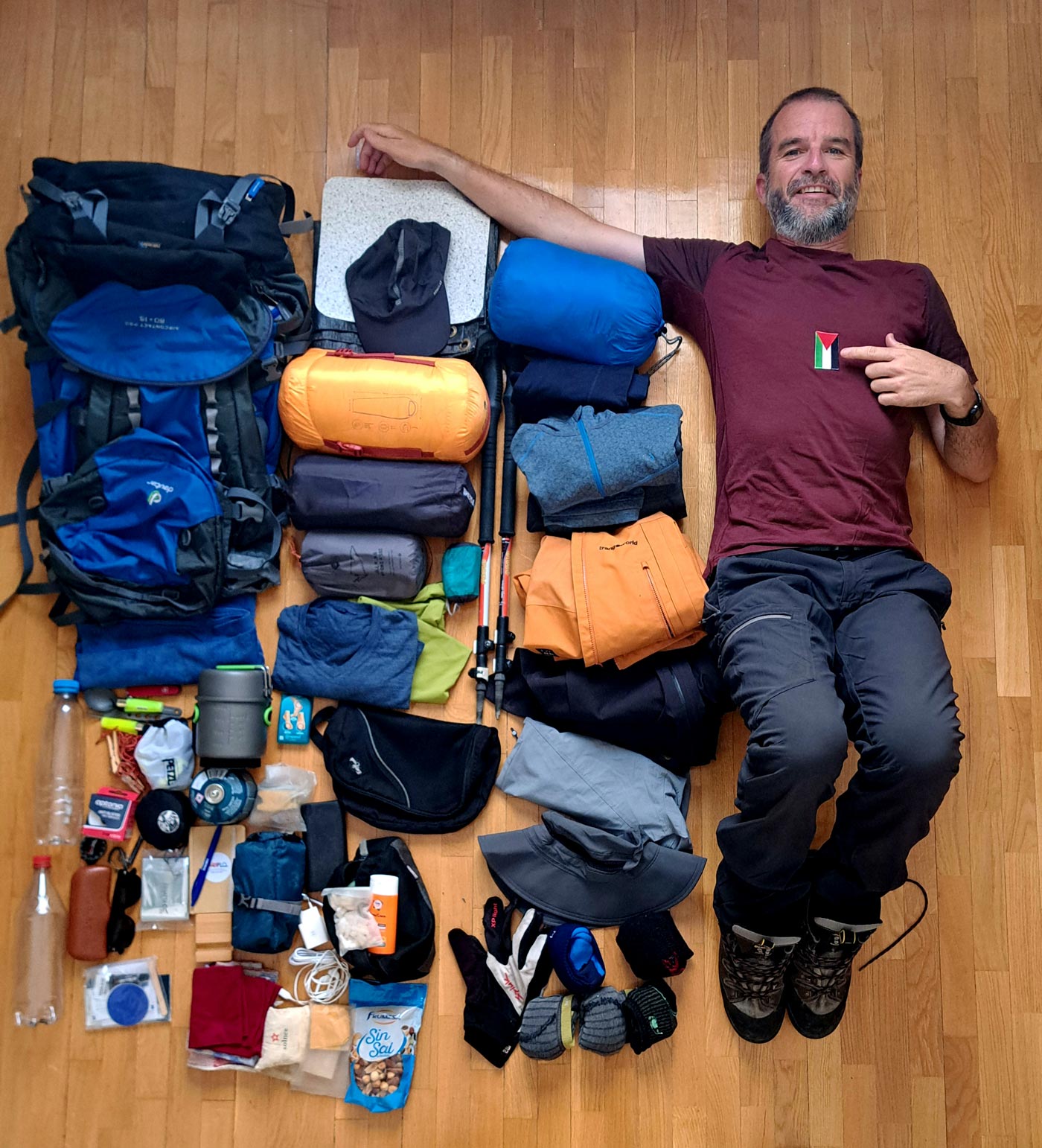 Material necesario para un trekking por el GR11 Transpirenaica 1 Posando con el material antes de iniciar el trekking GR11 Transpirenaica