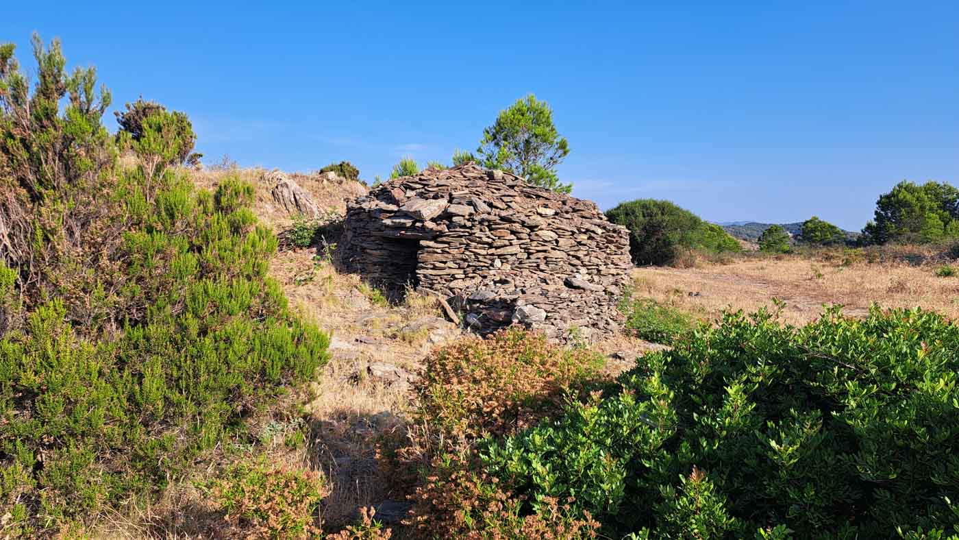 Etapa 1: Cabo de Creus - Sant Pere de Rodes. Transpirenaica GR11. 3 Cabañas de pastores en el Cabo de Creus