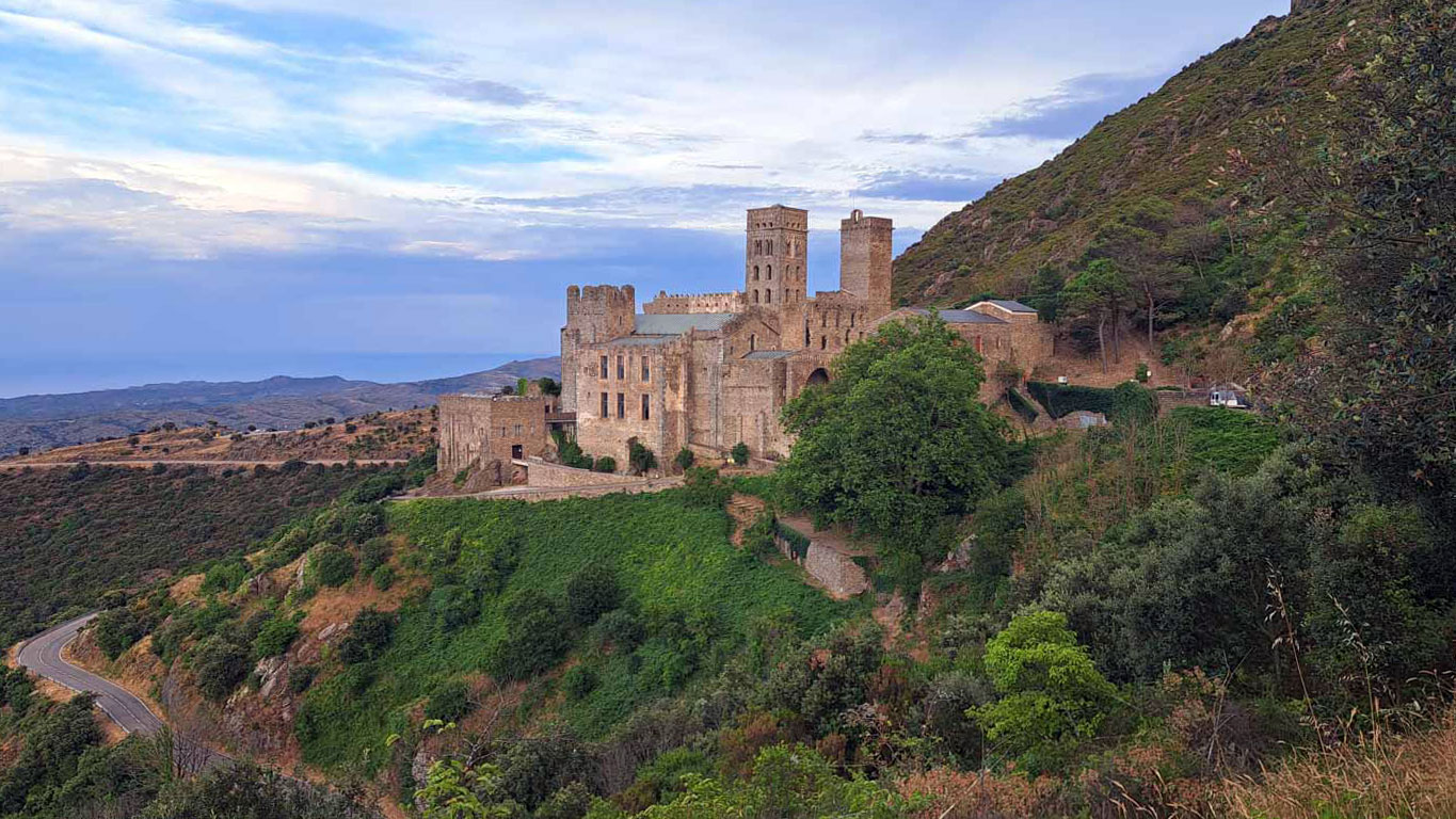 Etapas de la Transpirenaica GR11 en Cataluña 2 Monasterio Sant Pere de Rodes