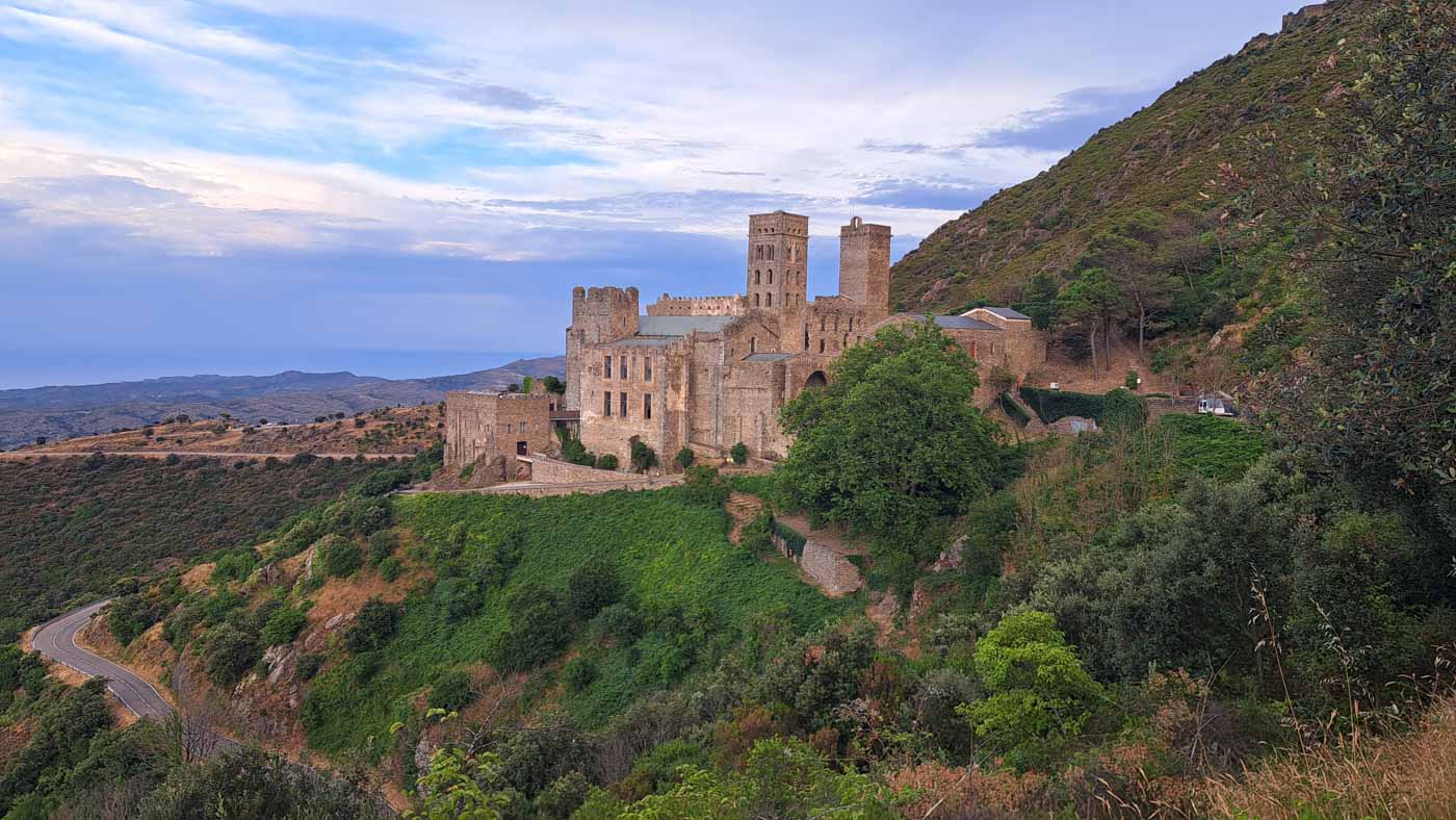 Etapa 1: Cabo de Creus - Sant Pere de Rodes. Transpirenaica GR11. 5 El Monasterio de Sant Pere de Rodes