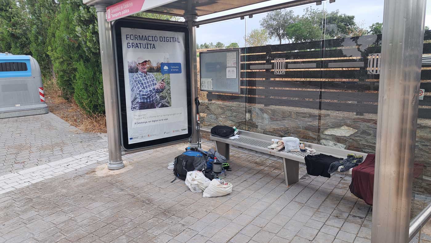 Etapa 2: Sant Pere de Rodes - Sant Quirze de Colera. Transpirenaica GR11. 3 Preparado para la tormenta resguardado en una parada de bus