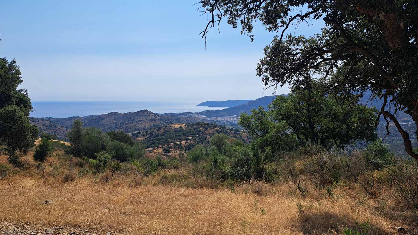 Etapa 2: Sant Pere de Rodes - Sant Quirze de Colera. Transpirenaica GR11. 2 Poco a poco el mar Mediterráneo queda atrás