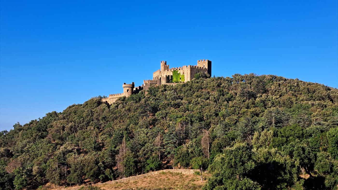 Etapa 3: Sant Quirze de Colera - Refugio del Forn del Calç. Transpirenaica GR11. 6 Castillo de Requesens en la cima de una colina.