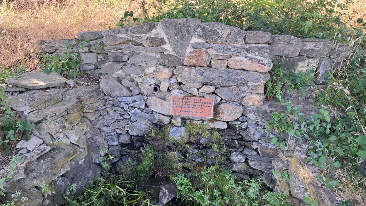 Etapa 3: Sant Quirze de Colera - Refugio del Forn del Calç. Transpirenaica GR11. 2 De algunas fuentes apenas cae un hilillo de agua