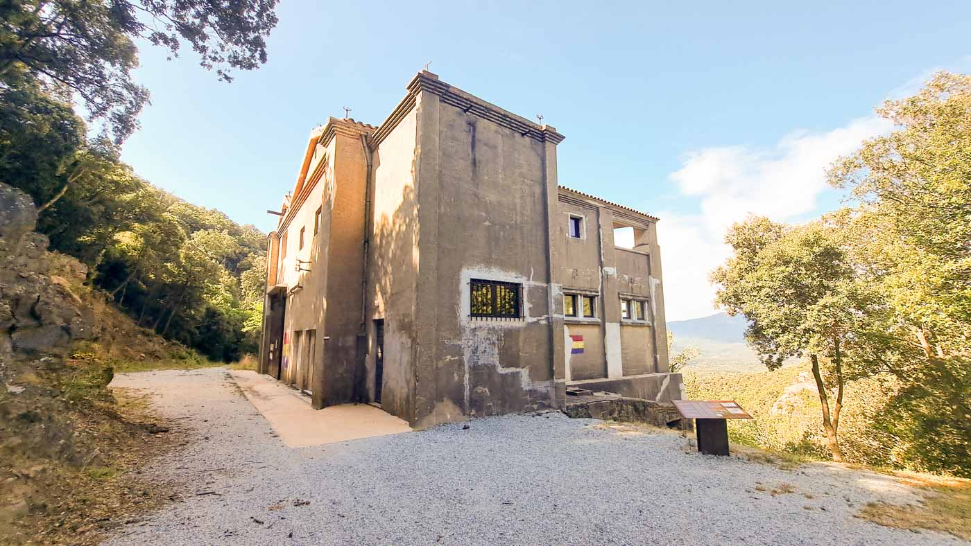 Etapa 5: Ermita de Santa Eugenia - Ermita de Sant Miquel de Fontfreda. Transpirenaica GR11. 3 Edificio de la Mina Canta