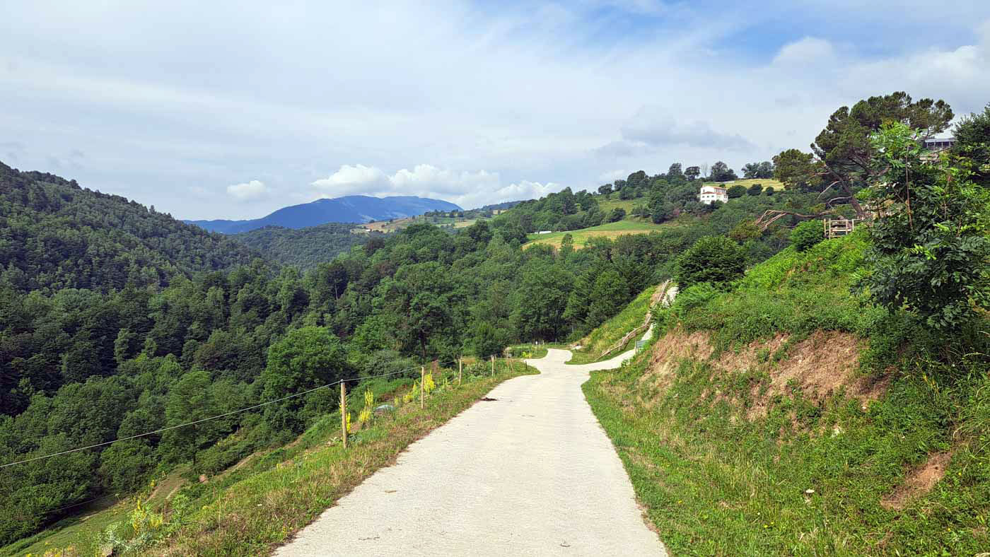 Etapas de la Transpirenaica GR11 en Cataluña 9 Pista entre pequeñas poblaciones