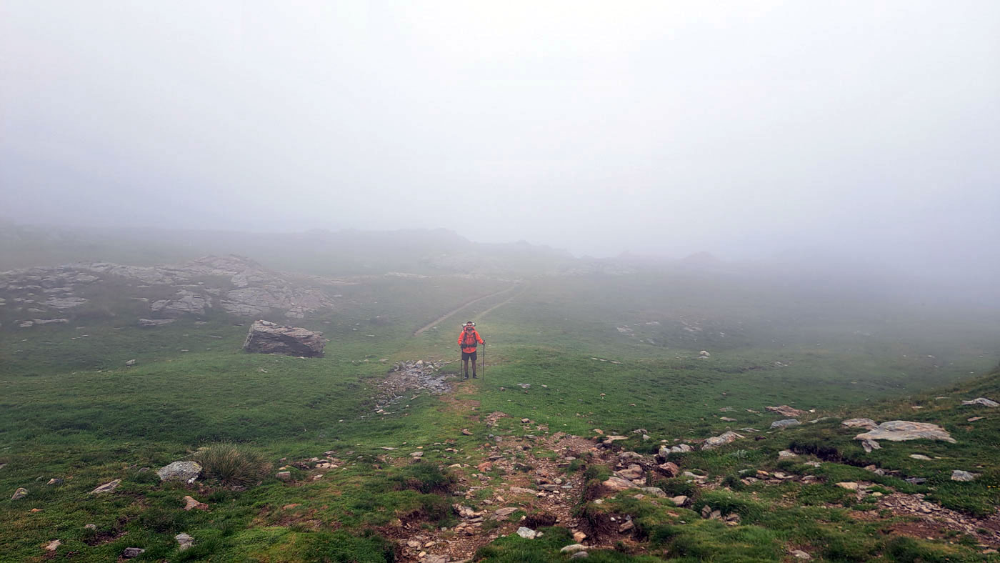 Etapas de la Transpirenaica GR11 en Cataluña 10 Subiendo entre la niebla hasta la cabaña de Tirapits
