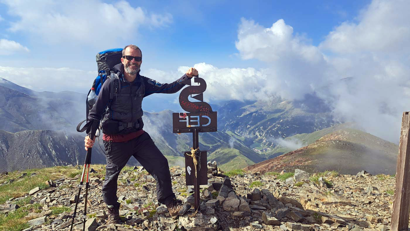 Material necesario para un trekking por el GR11 Transpirenaica 4 En la cima con el forro polar