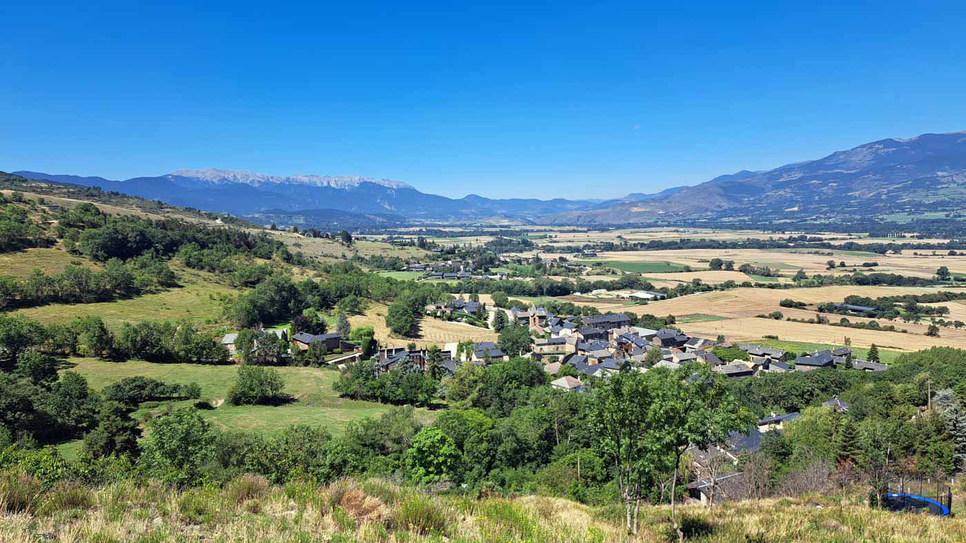 Etapas de la Transpirenaica GR11 en Cataluña 13 Pueblecito con techos de pizarra