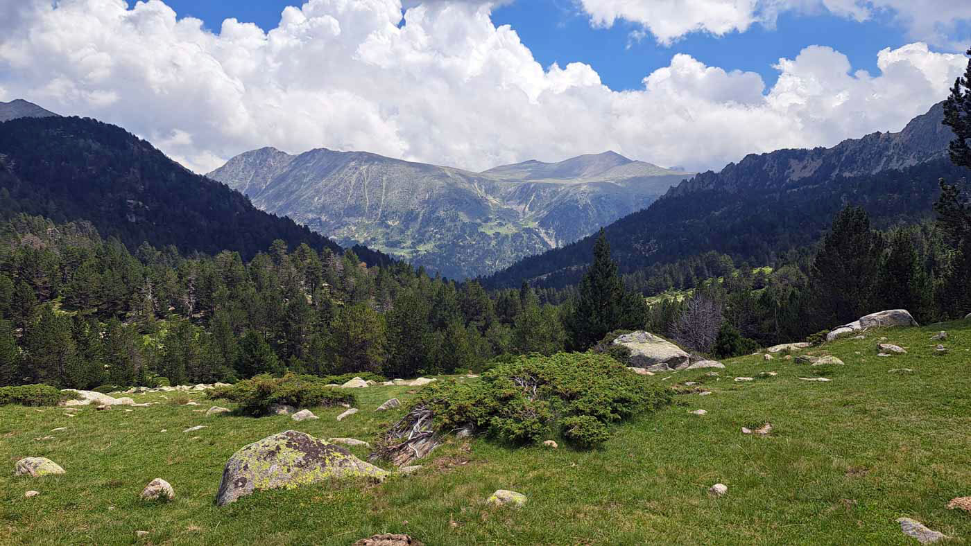 Etapas de la Transpirenaica GR11 en Cataluña 15 Valles rocosos al fondo