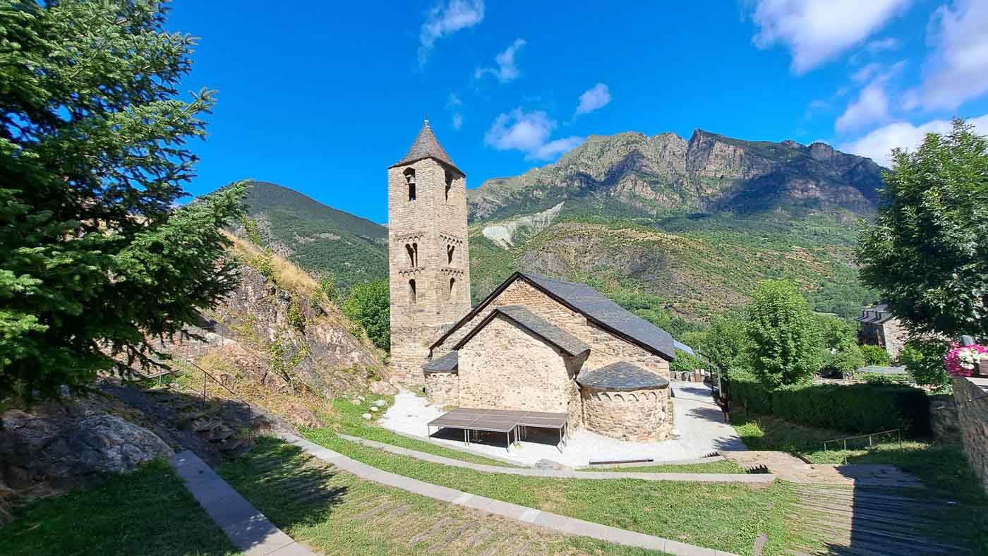 Etapas de la Transpirenaica GR11 en Cataluña 20 Una de las iglesias de Boí