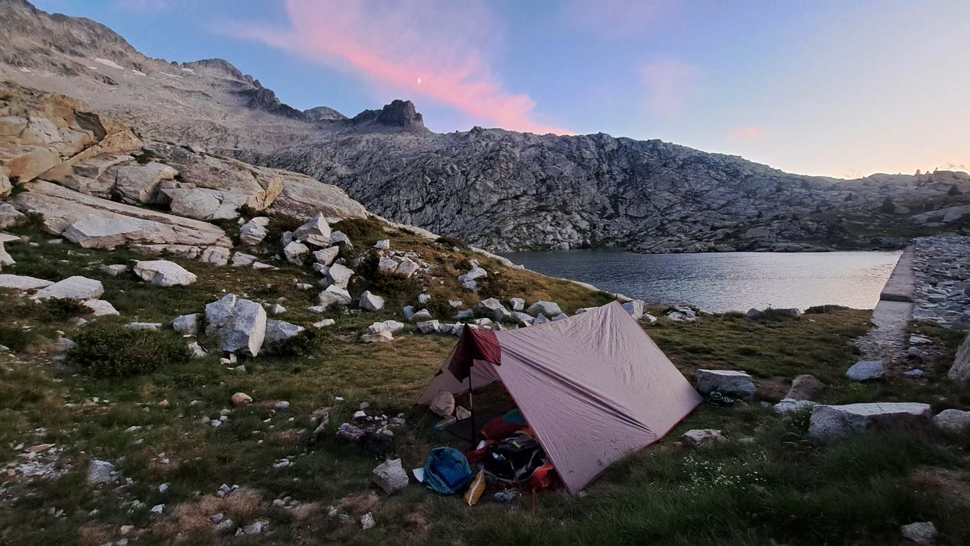 Material necesario para un trekking por el GR11 Transpirenaica 3 Mi habitación de hotel, un saco con tarp